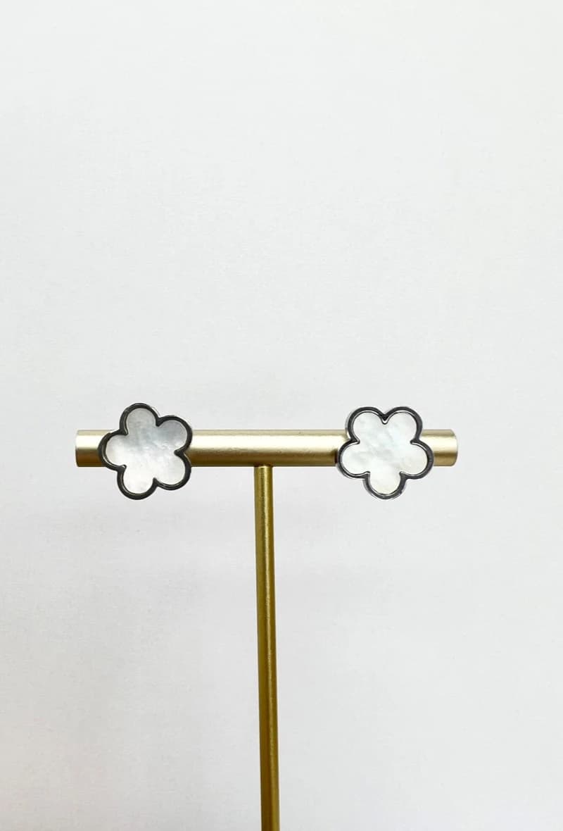Boucle d'oreille fleur argenté
