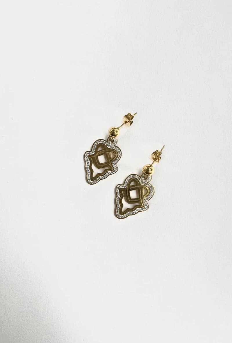 Boucle d'oreille main forme ondulé