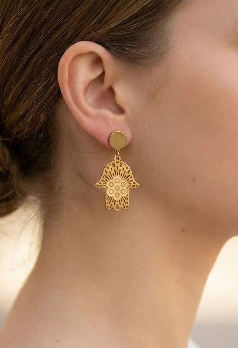 Boucle d'oreille main fleur