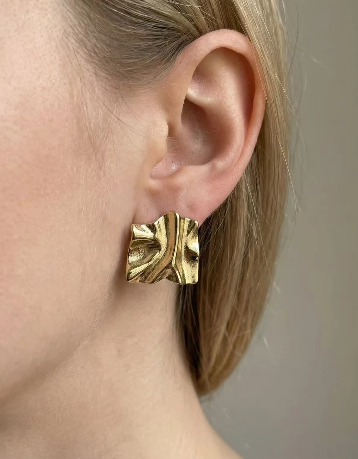 Boucle d'oreille relief