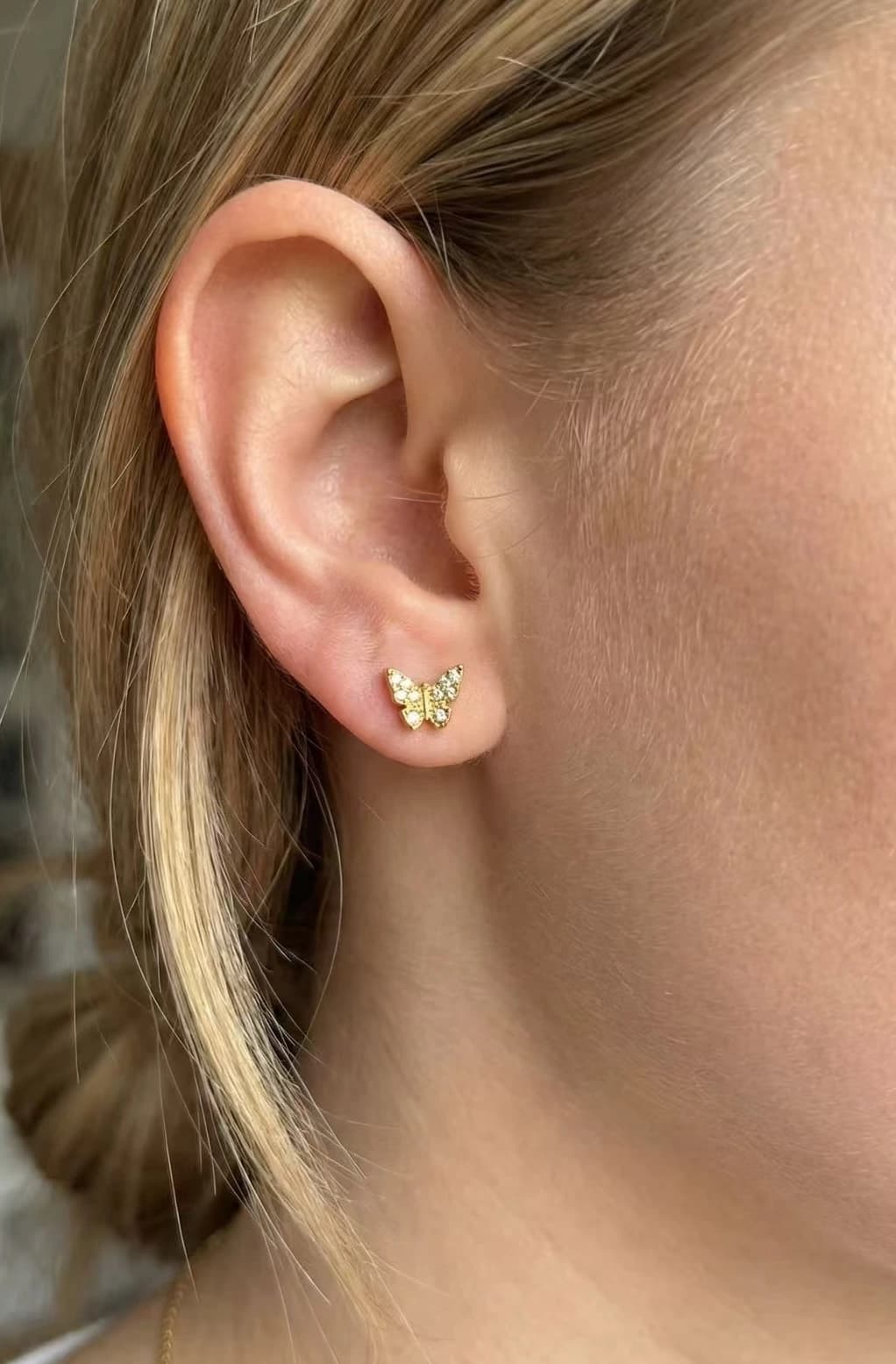 Boucle d'oreille puce papillon