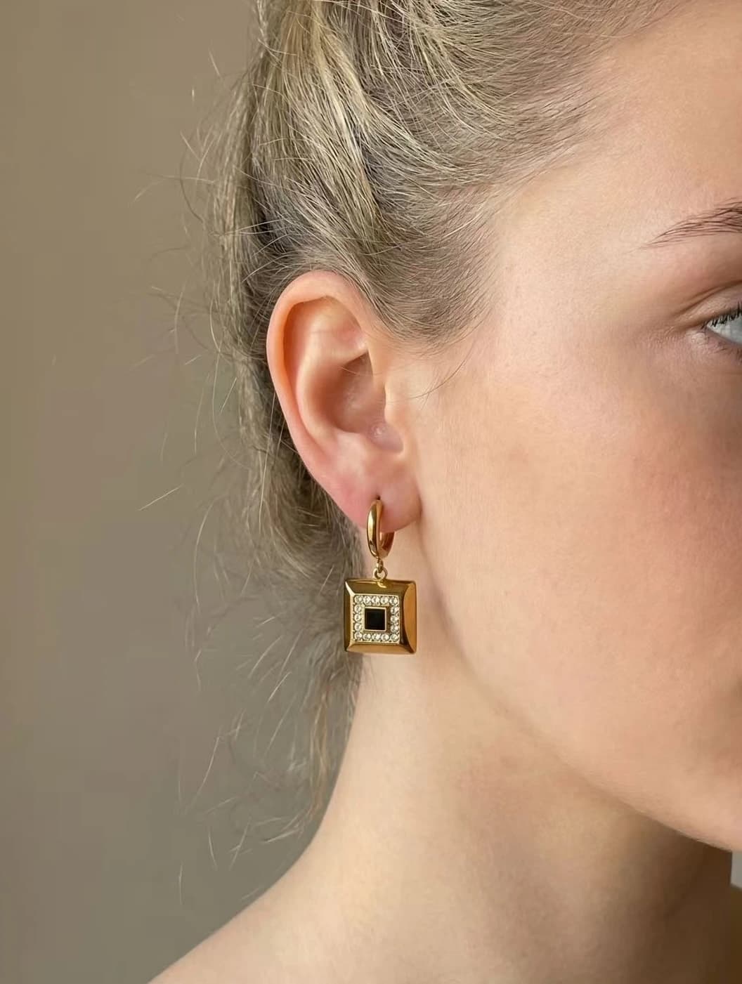 Boucles d’oreilles carré monaco strass