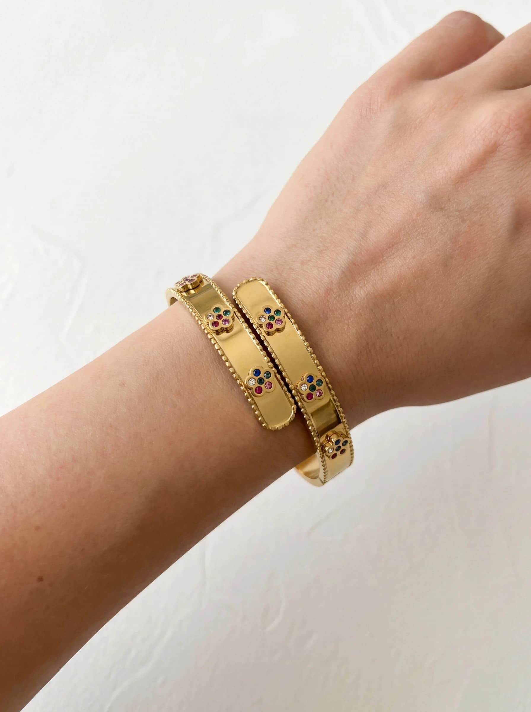 Bracelet jonc fleur croisé