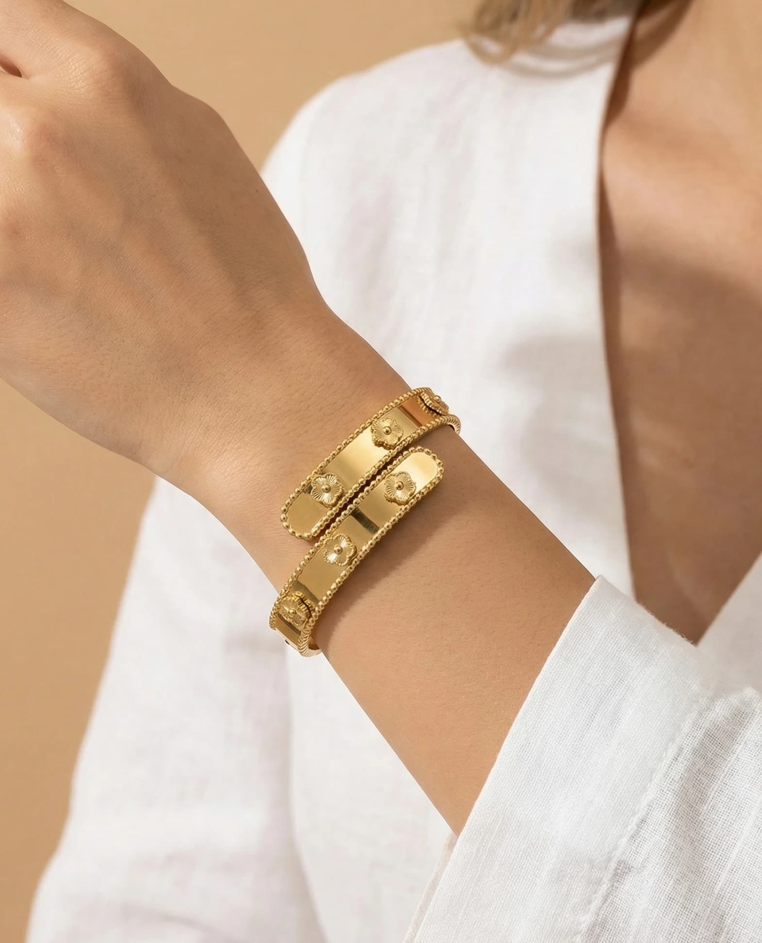 Bracelet jonc fleur croisé doré