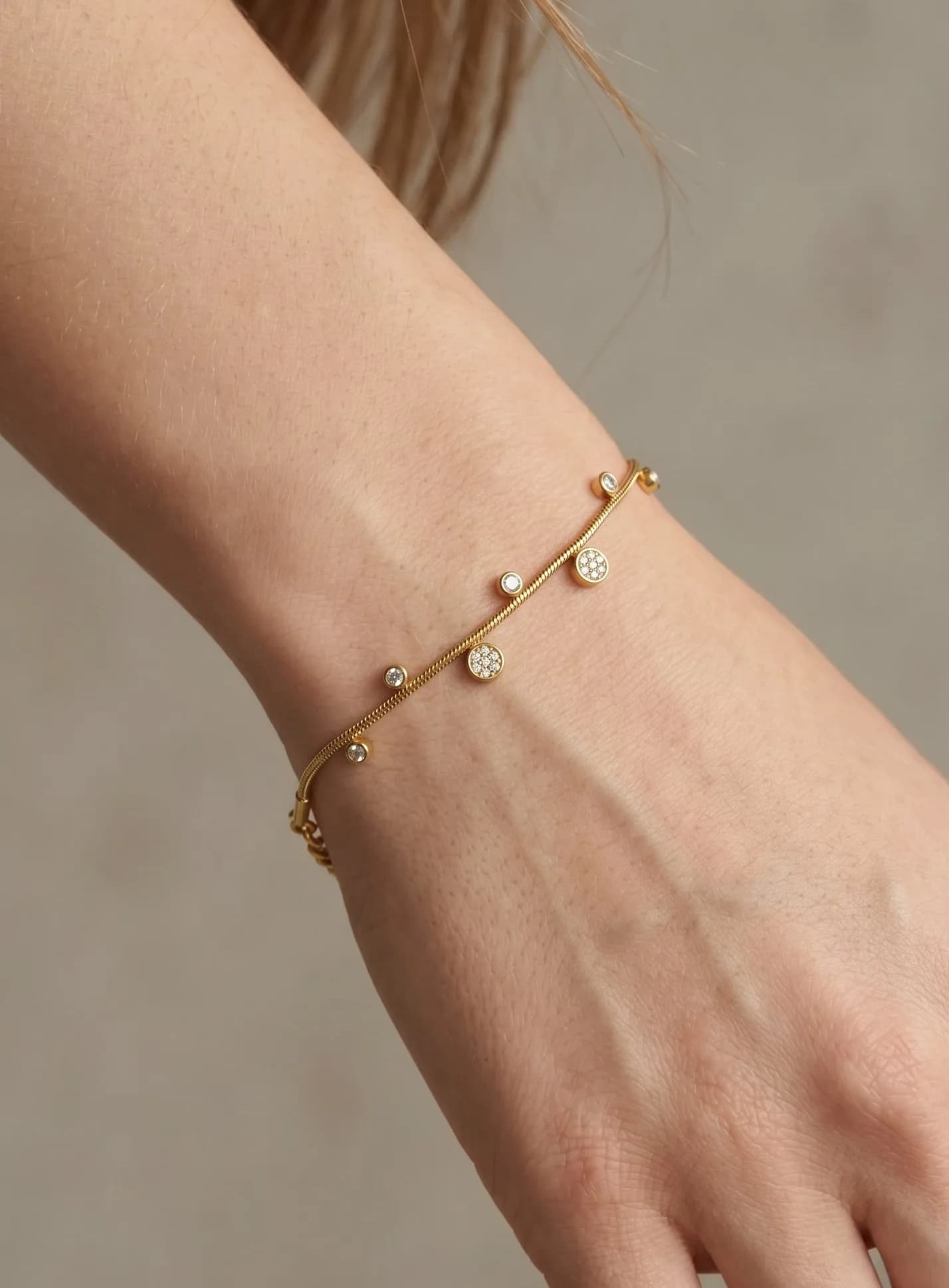 Bracelet motif rond avec strass
