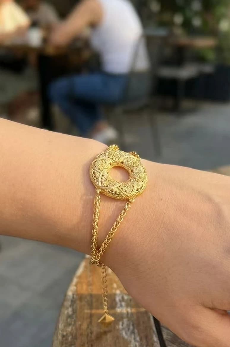 Bracelet doré motif cerle oriental fleur