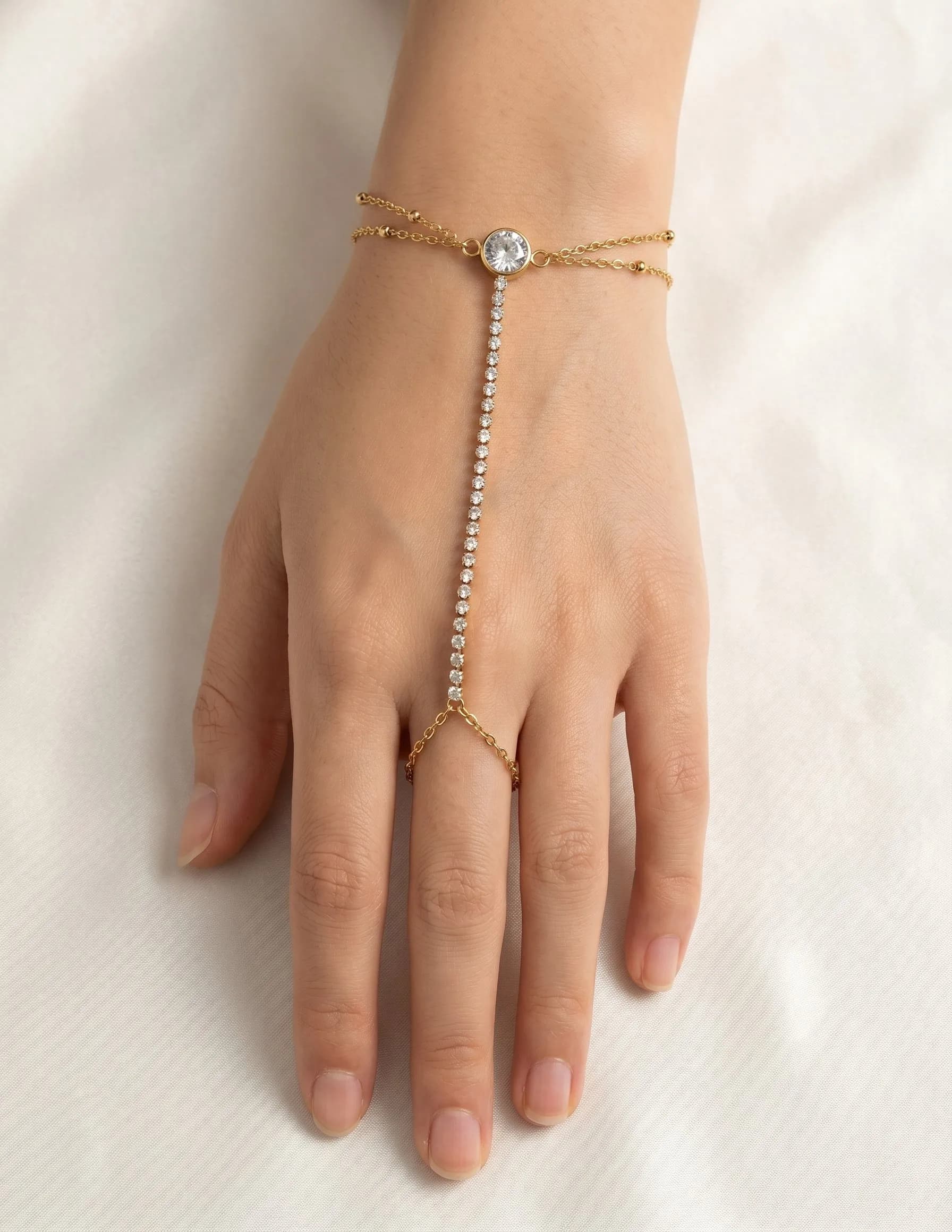 Bracelet de main rond avec des strass