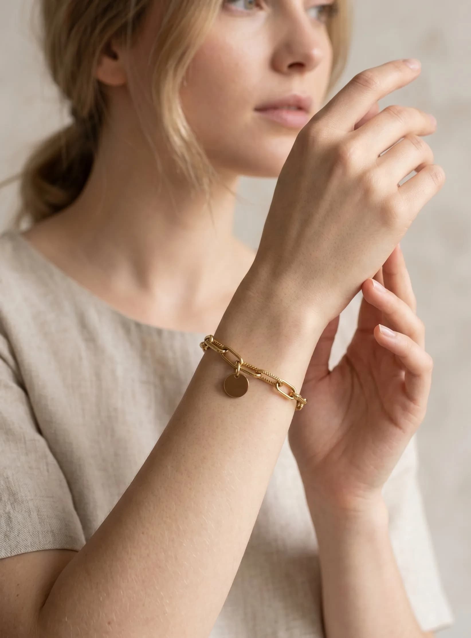 Bracelet maille allongé avec chaine et pastille