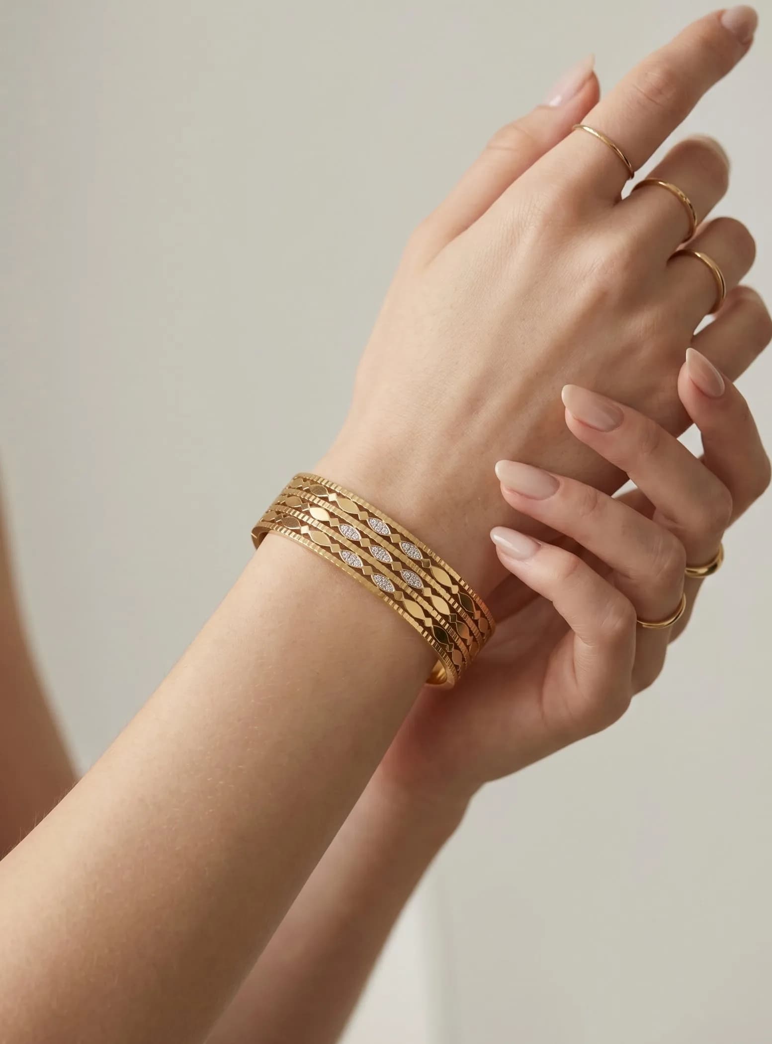 Bracelet jonc ovale avec des strass