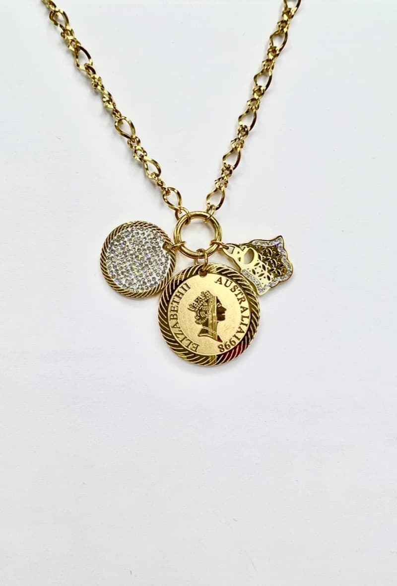 Collier breloque Elizabeth main cercle