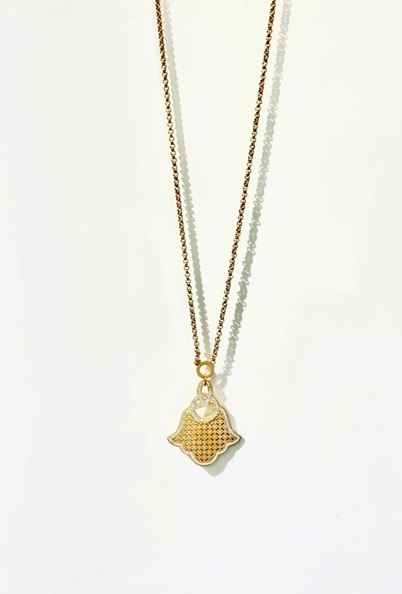 Collier long main