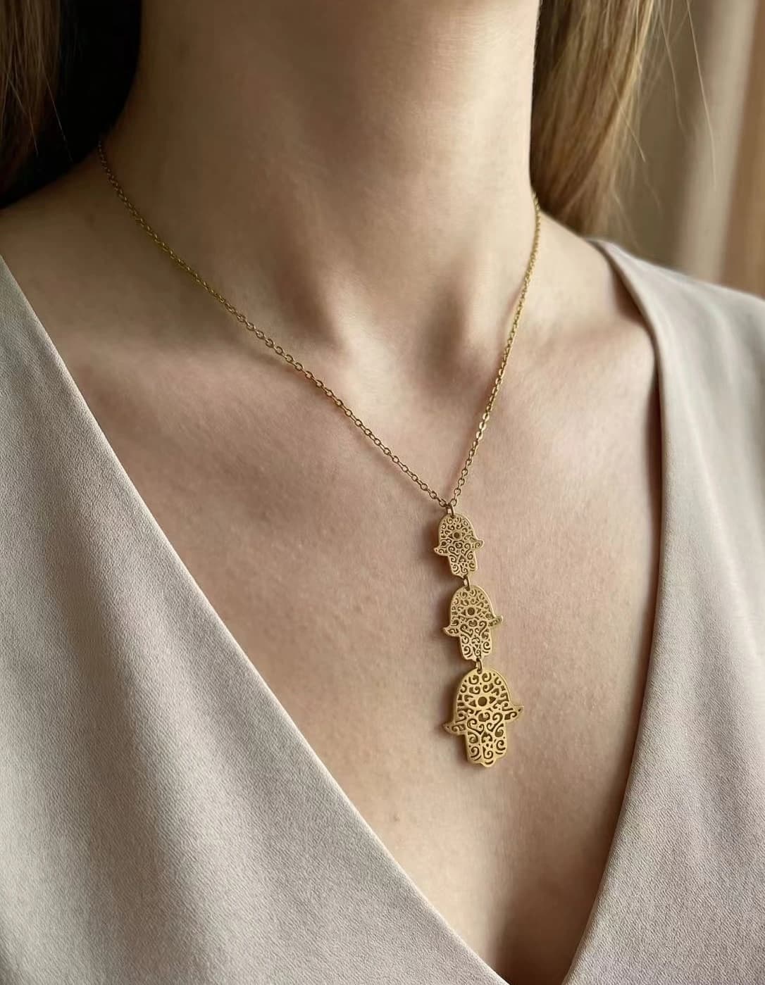 Collier main