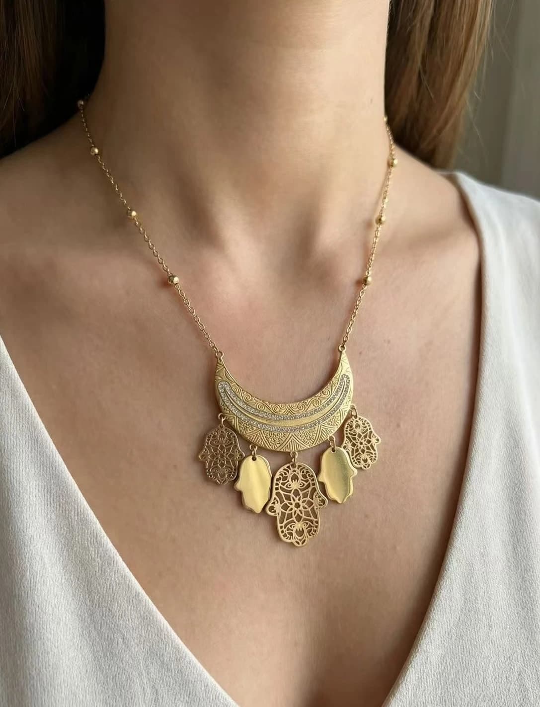 Collier lune main