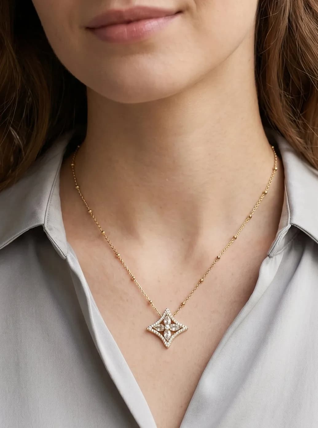 Collier carré trèfle strass