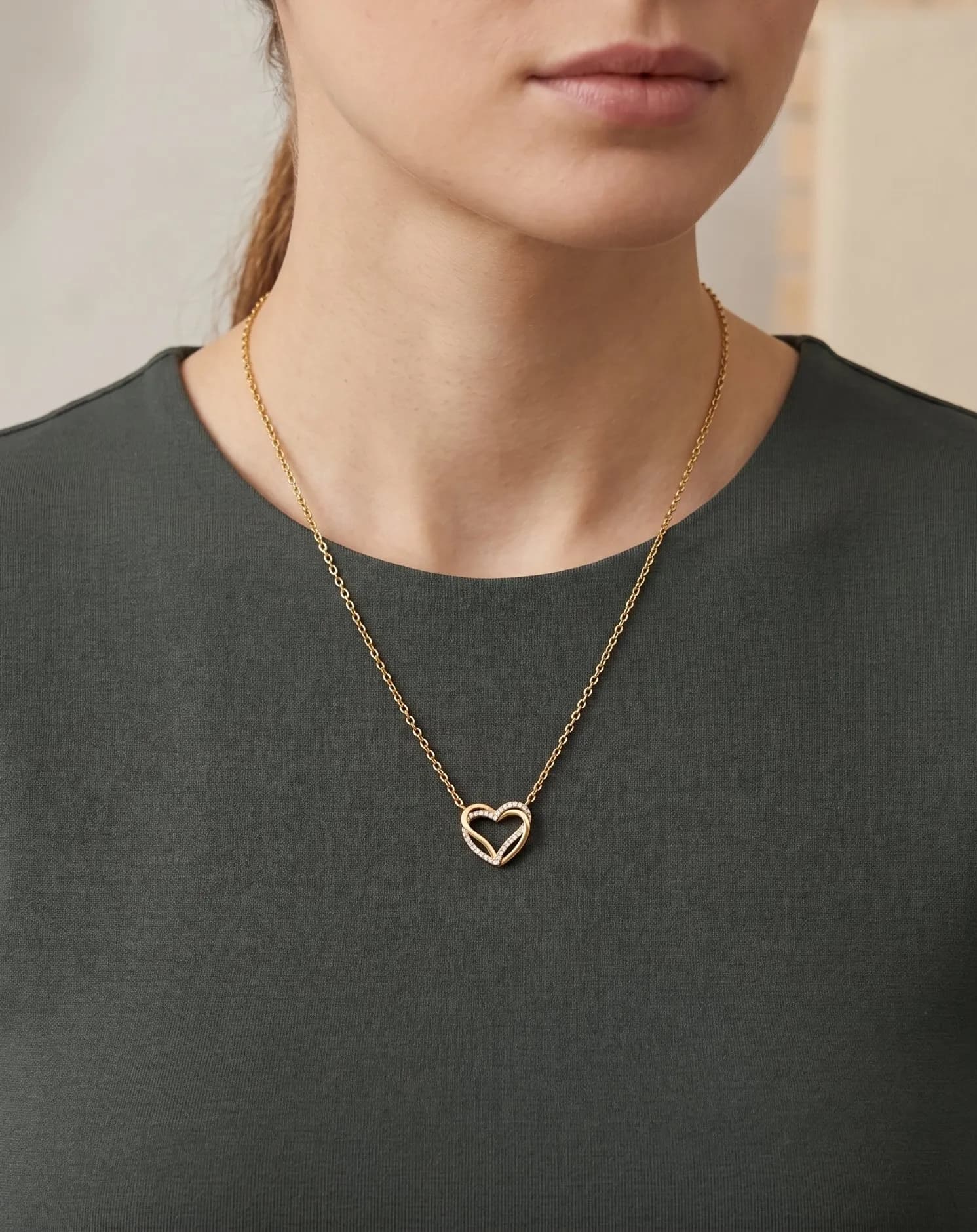 Collier motif coeur avec des strass