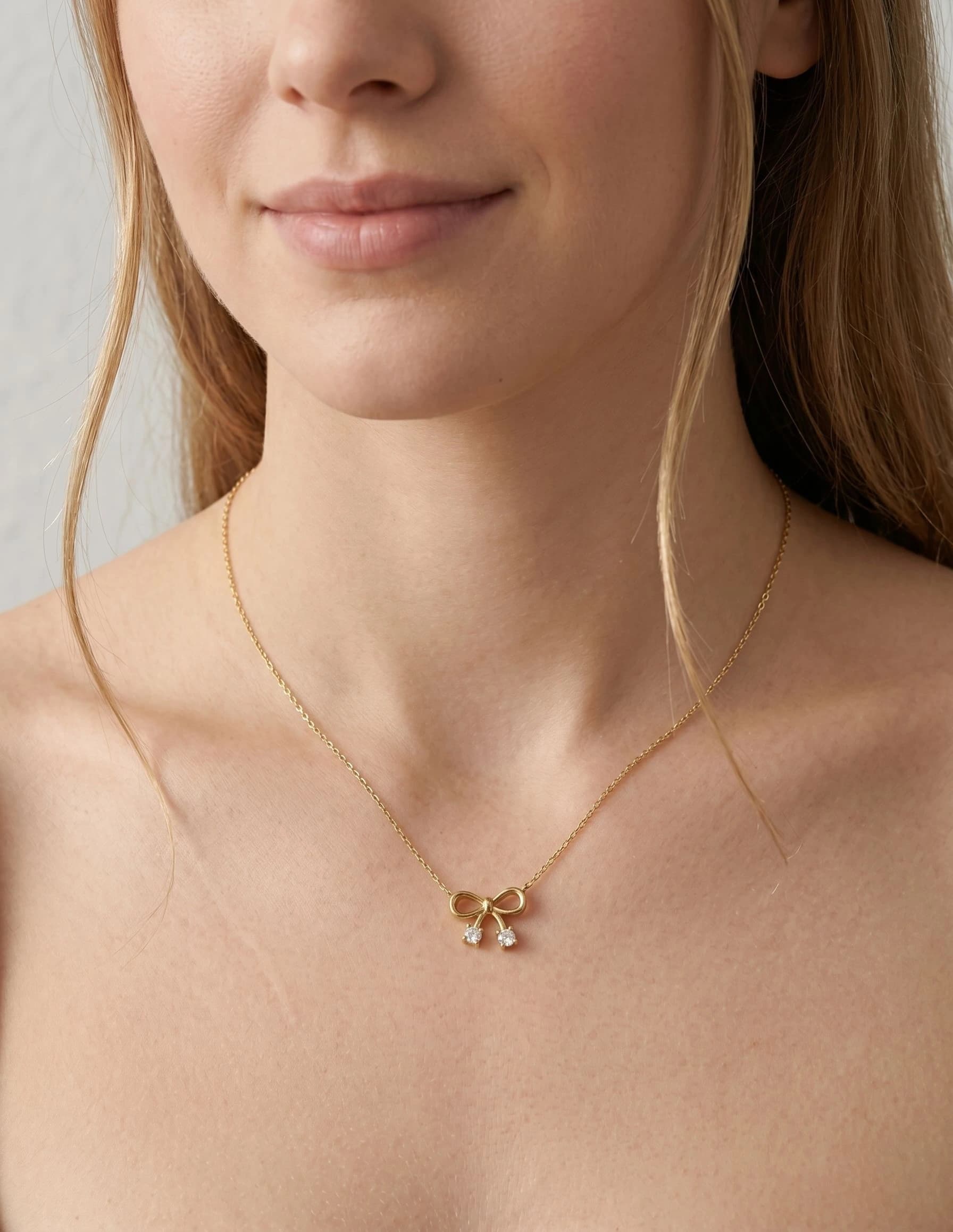 Collier motif noeud avec strass