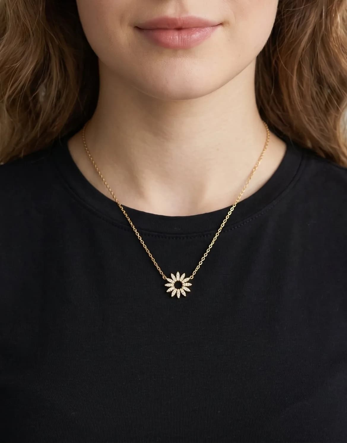 Collier motif fleur avec strass