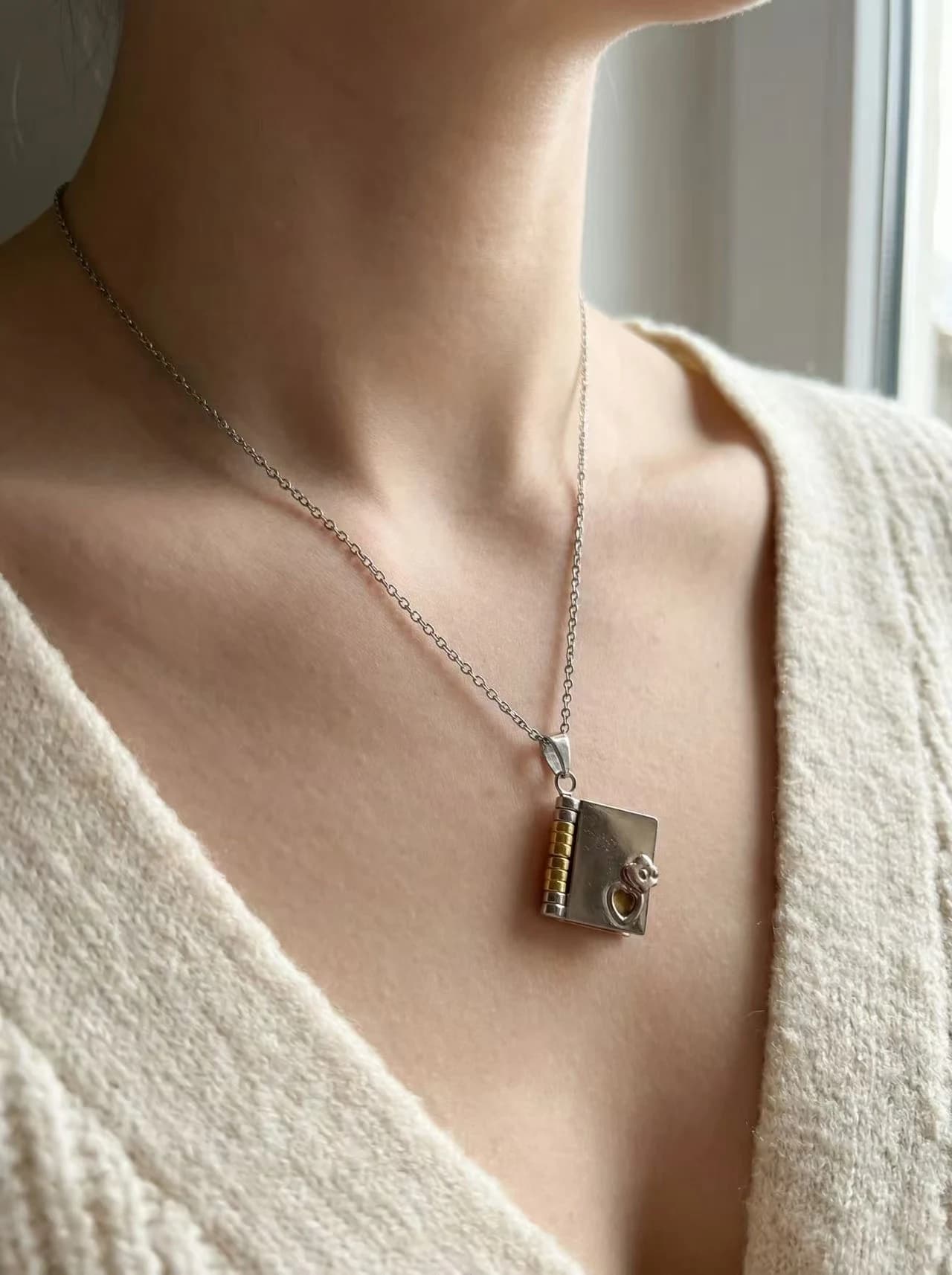 Collier bicolore livre ouvrable