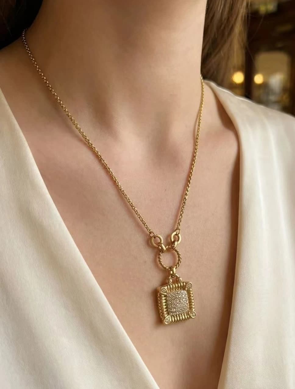 Collier carré strass