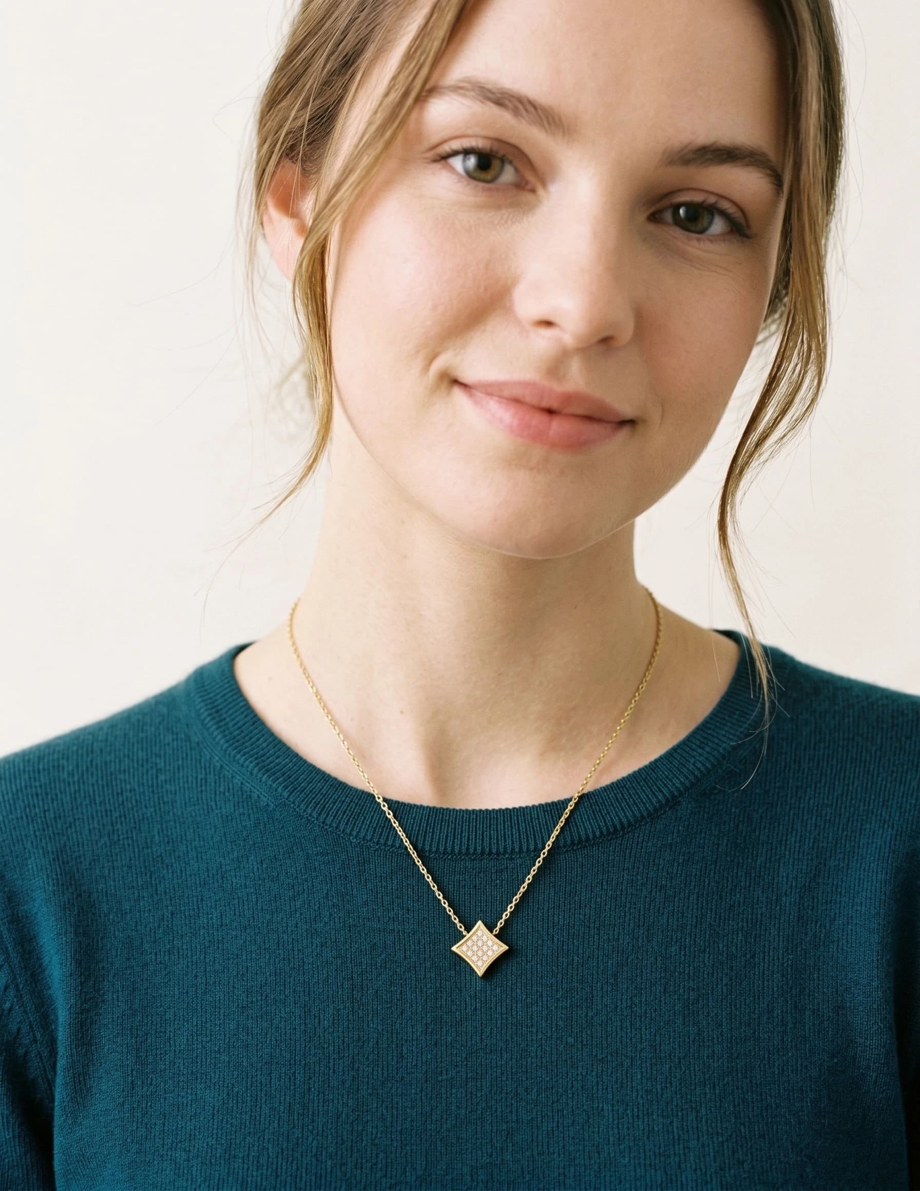 Collier motif carré avec strass