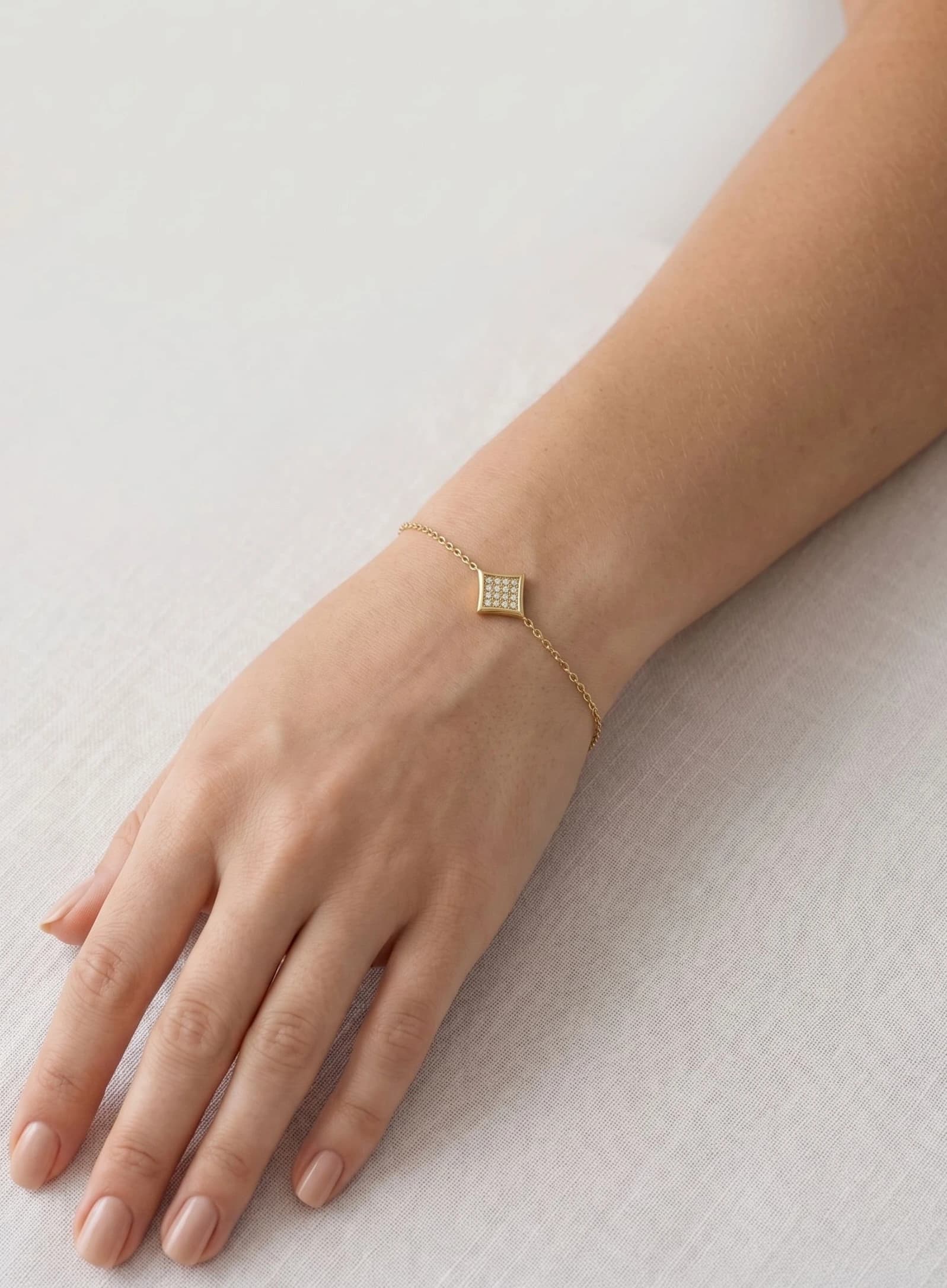 Bracelet motif carré avec strass