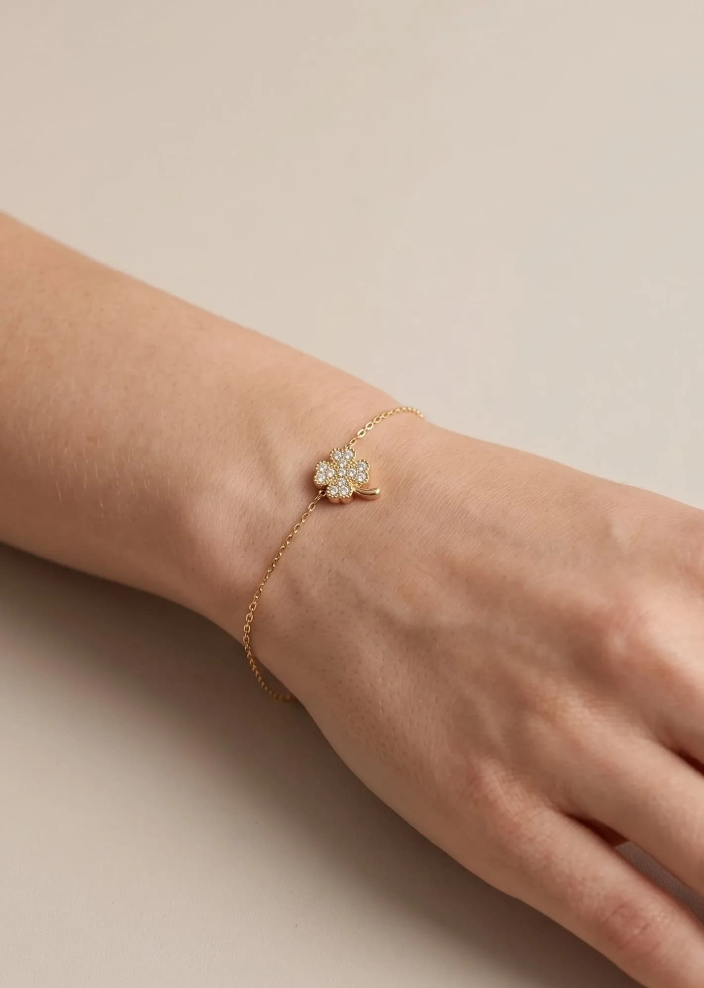 Bracelet motif trèfle avec strass