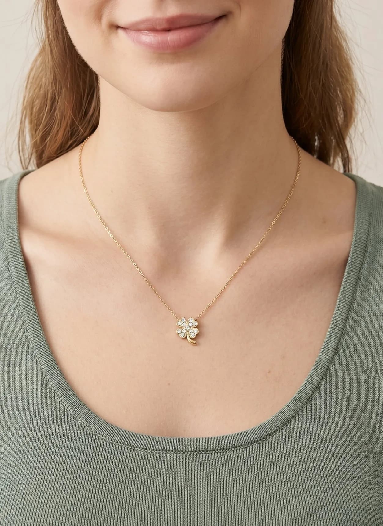 Collier motif trèfle avec strass
