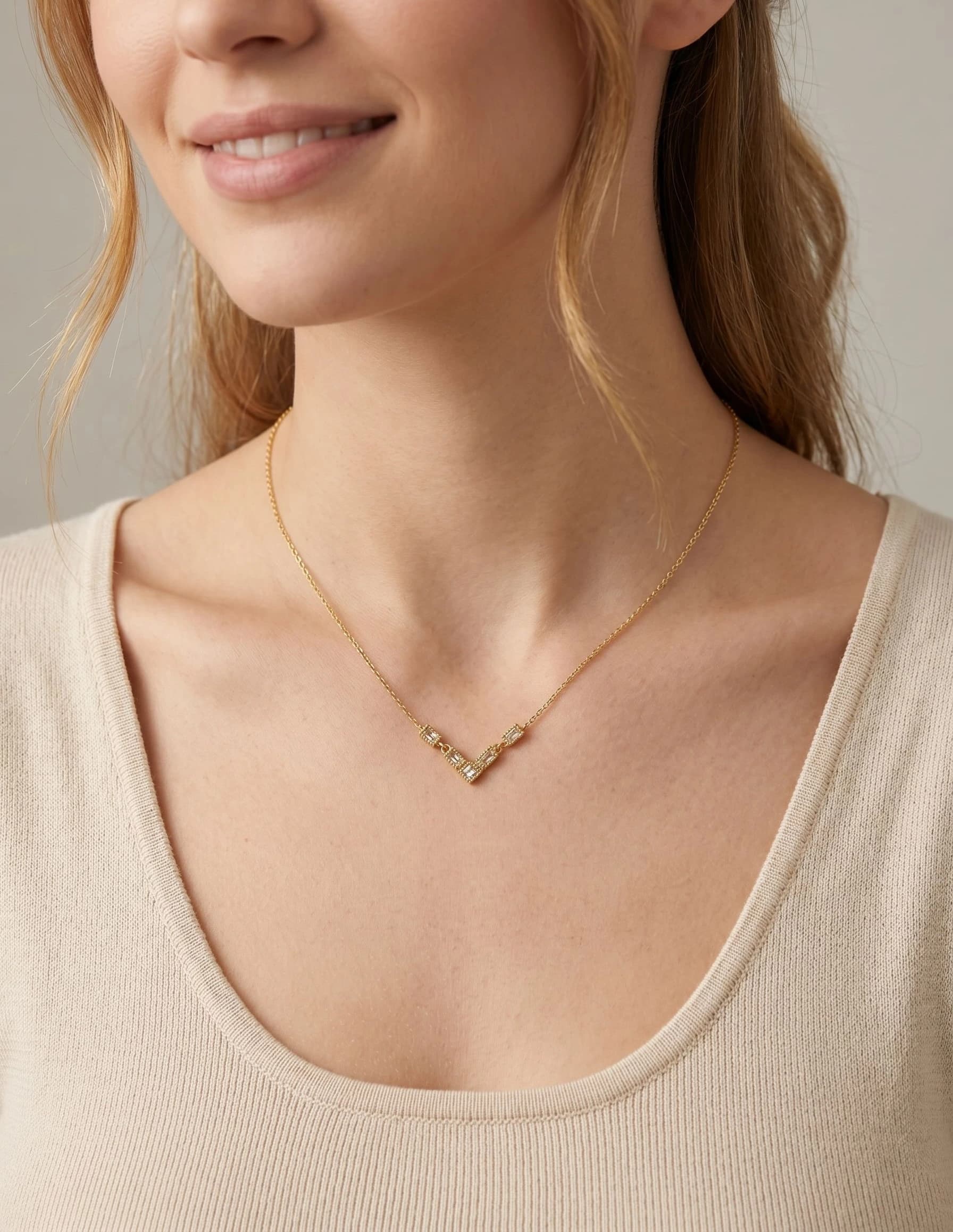 Collier motif V avec strass