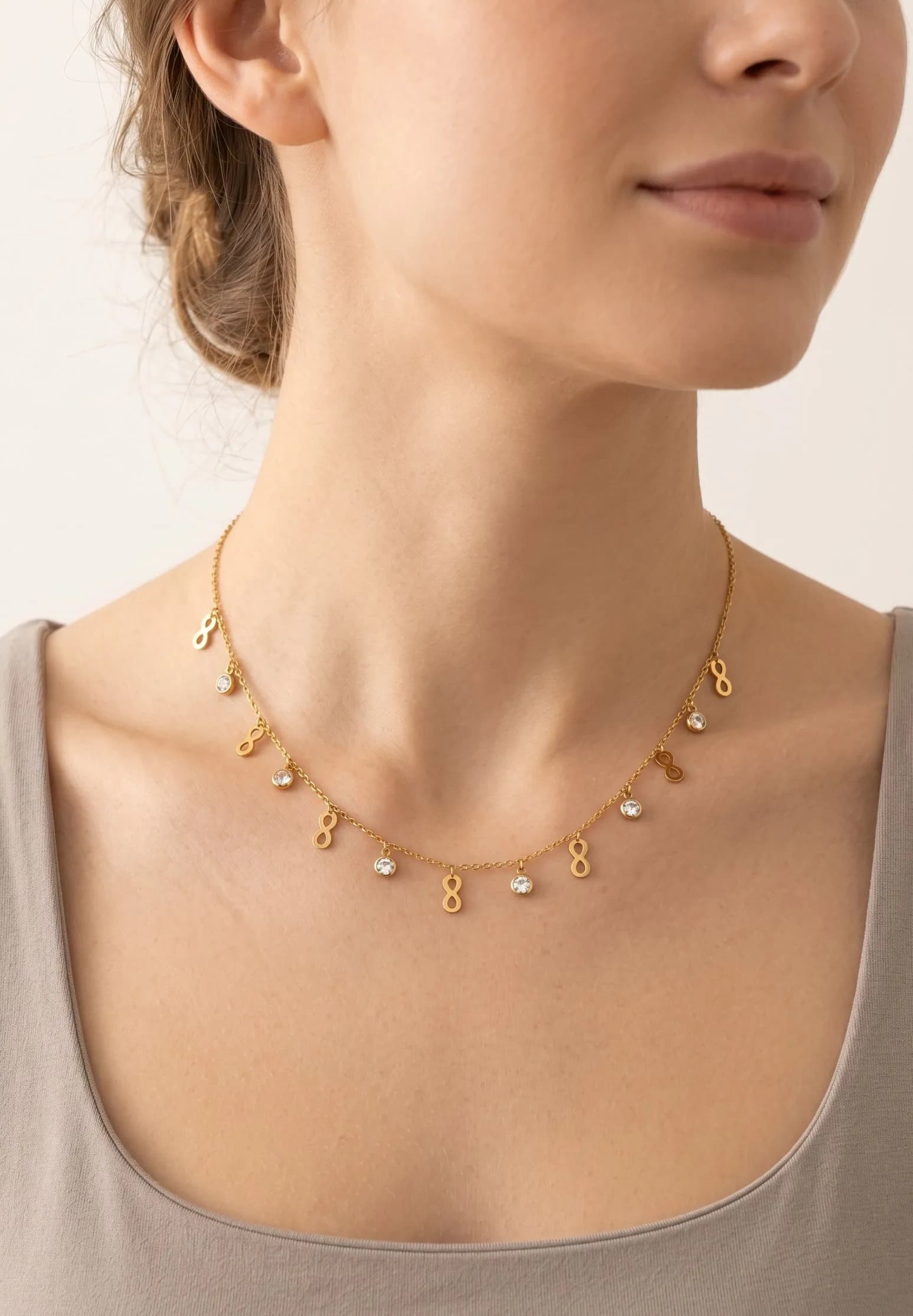 Collier infini 8 avec des strass