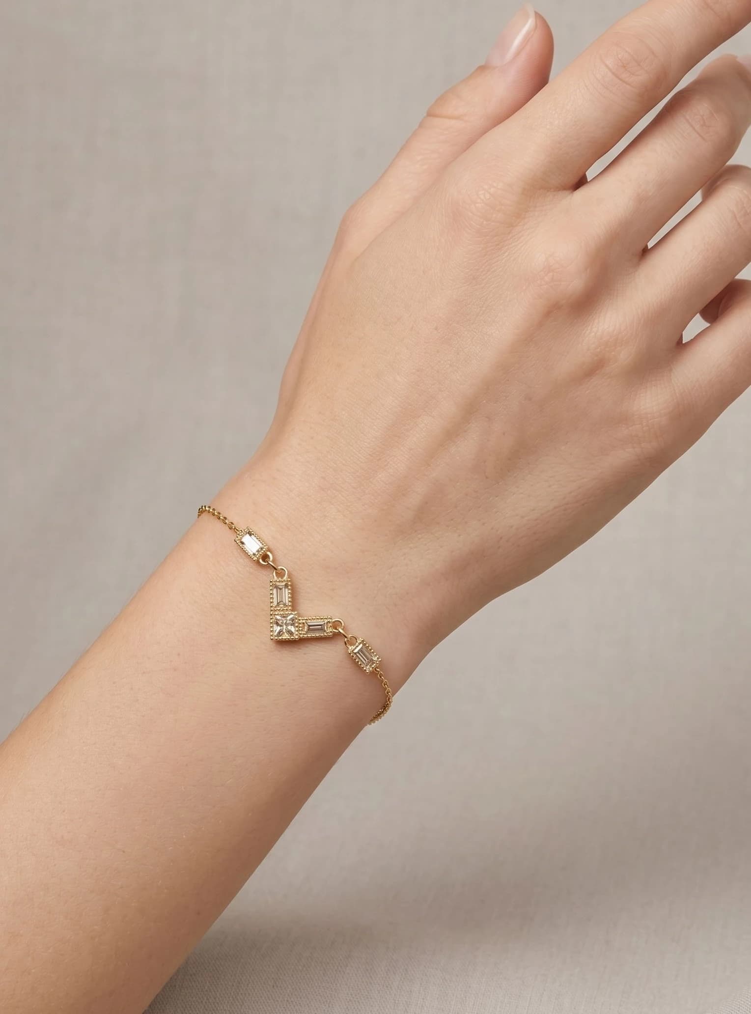 Bracelet motif V avec strass