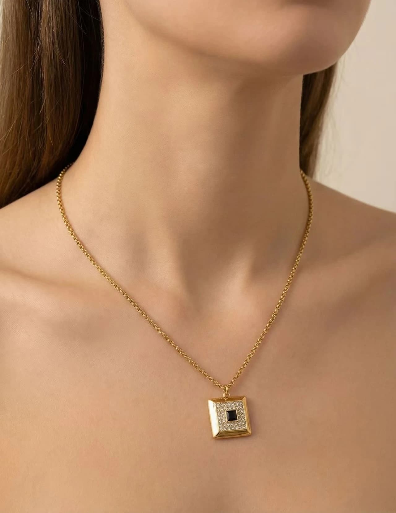 Collier carré monaco strass