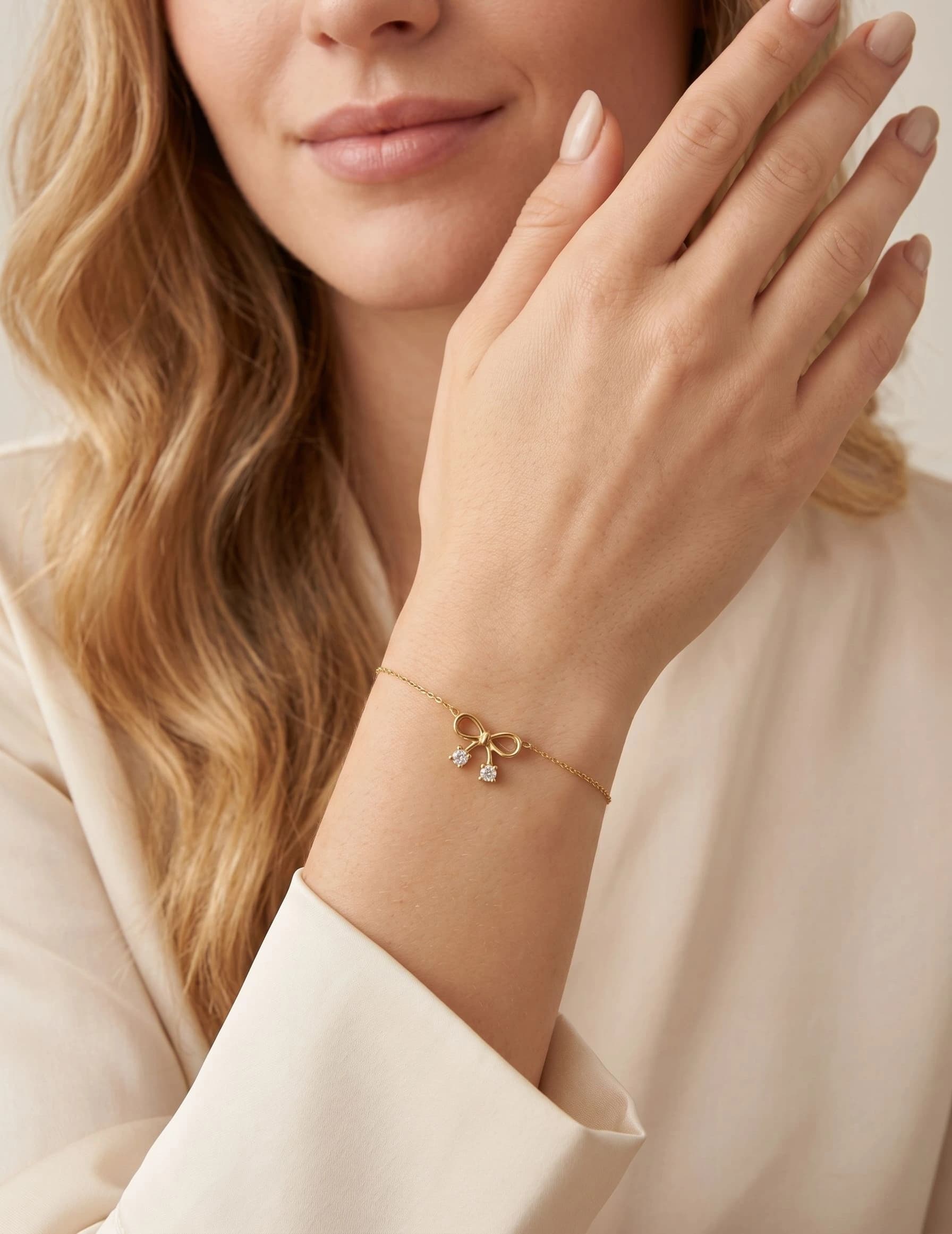 Collier motif noeud avec strass